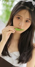 杨柳树下晾晒衣服的甜美酒窝少女纯白肩带衣短裤动人写真美照