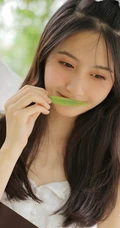 杨柳树下晾晒衣服的甜美酒窝少女纯白肩带衣短裤动人写真美照