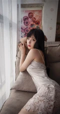 温柔可人肩带睡裙女生Shika小鹿鹿唯美室内写真图集