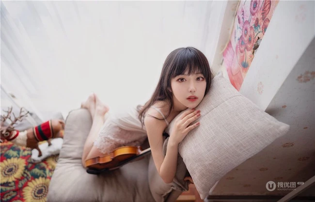 温柔可人肩带睡裙女生Shika小鹿鹿唯美室内写真图集