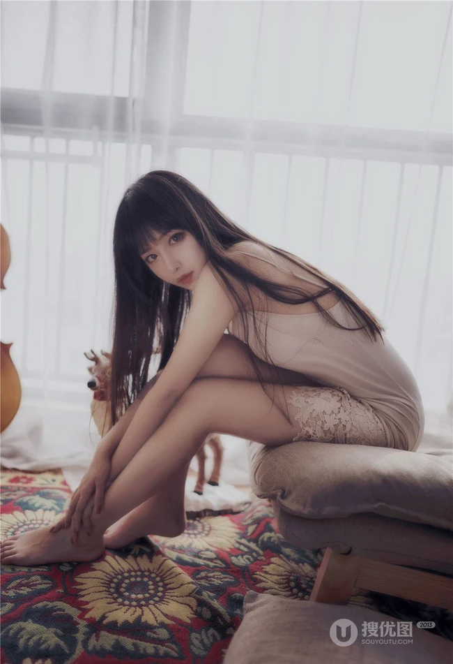 温柔可人肩带睡裙女生Shika小鹿鹿唯美室内写真图集