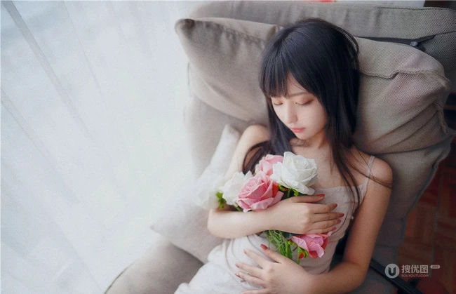 温柔可人肩带睡裙女生Shika小鹿鹿唯美室内写真图集