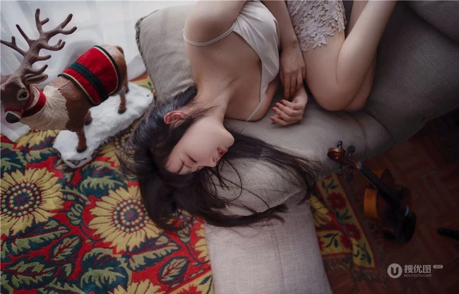 温柔可人肩带睡裙女生Shika小鹿鹿唯美室内写真图集