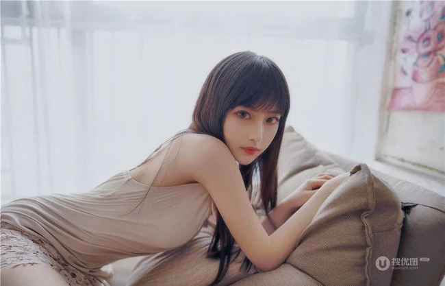 温柔可人肩带睡裙女生Shika小鹿鹿唯美室内写真图集