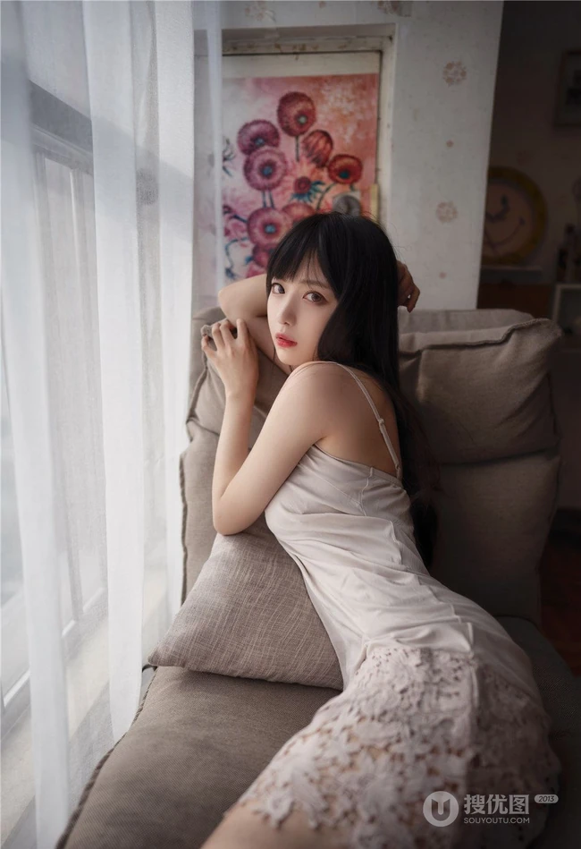 温柔可人肩带睡裙女生Shika小鹿鹿唯美室内写真图集