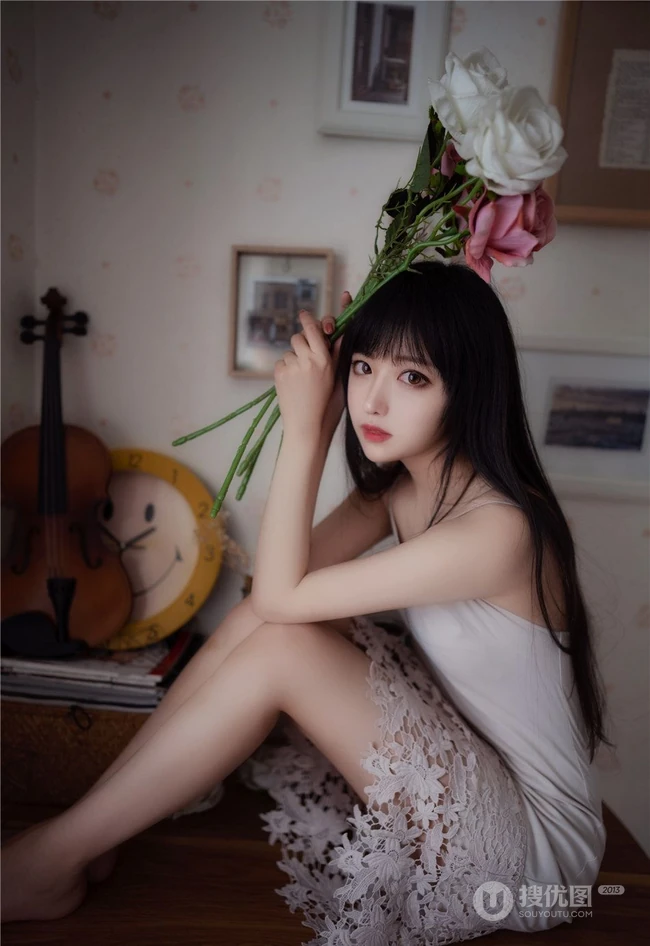 温柔可人肩带睡裙女生Shika小鹿鹿唯美室内写真图集