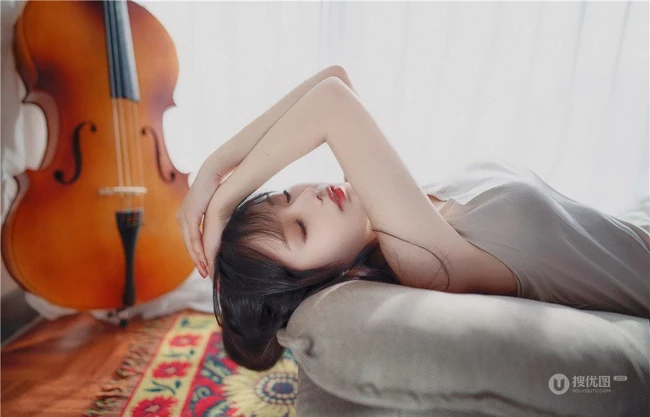 温柔可人肩带睡裙女生Shika小鹿鹿唯美室内写真图集