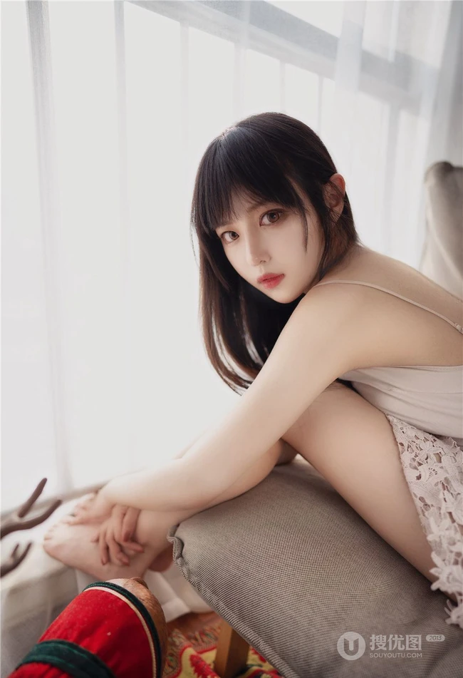 温柔可人肩带睡裙女生Shika小鹿鹿唯美室内写真图集