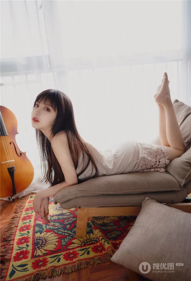 温柔可人肩带睡裙女生Shika小鹿鹿唯美室内写真图集