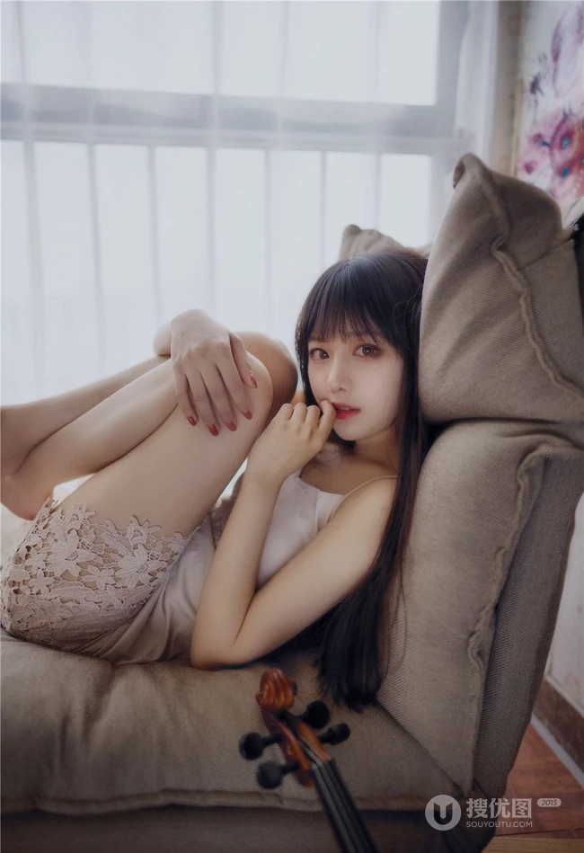 温柔可人肩带睡裙女生Shika小鹿鹿唯美室内写真图集