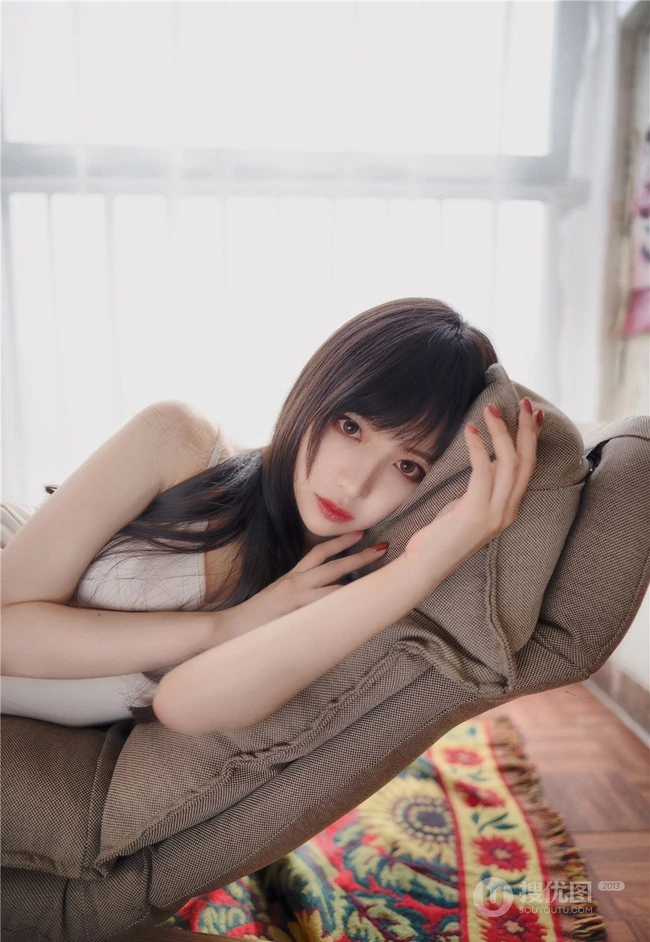 温柔可人肩带睡裙女生Shika小鹿鹿唯美室内写真图集