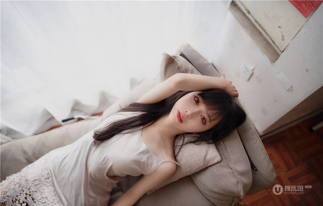 温柔可人肩带睡裙女生Shika小鹿鹿唯美室内写真图集