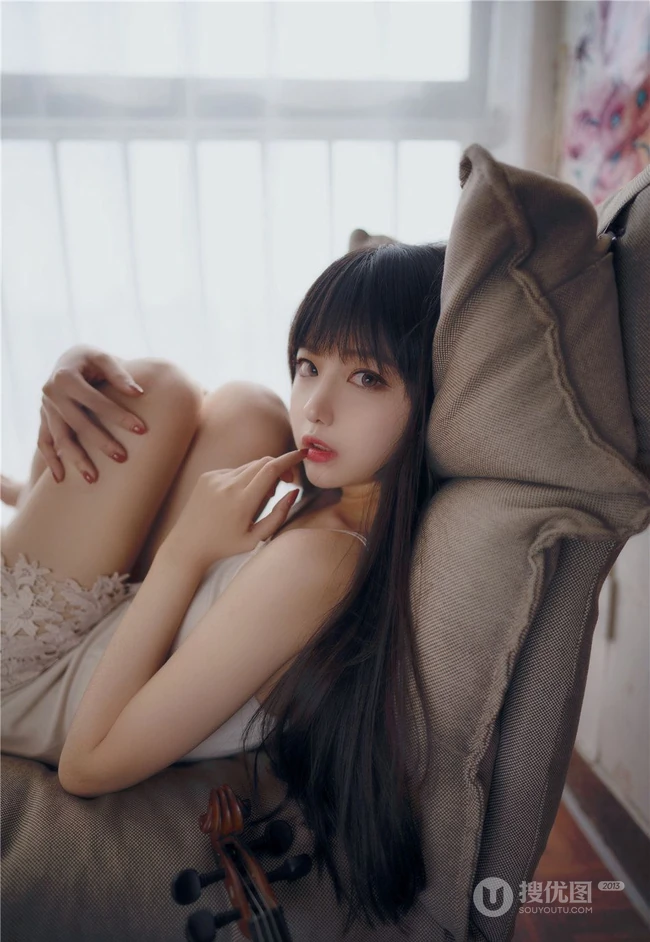 温柔可人肩带睡裙女生Shika小鹿鹿唯美室内写真图集