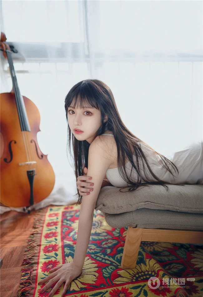 温柔可人肩带睡裙女生Shika小鹿鹿唯美室内写真图集