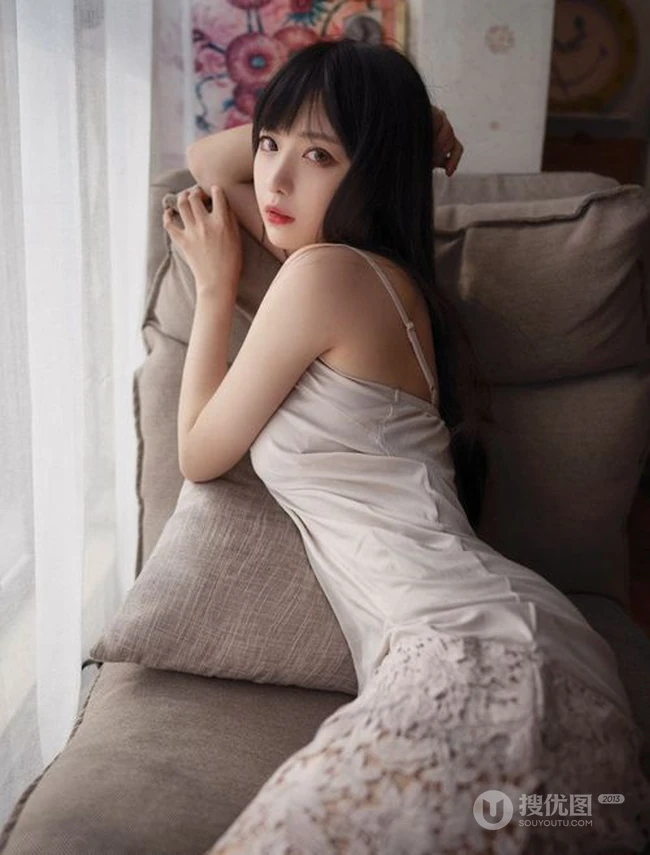 温柔可人肩带睡裙女生Shika小鹿鹿唯美室内写真图集