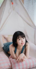 气质甜美可爱匀称女孩穿着背带牛仔裤室内气质写真图集