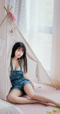 气质甜美可爱匀称女孩穿着背带牛仔裤室内气质写真图集