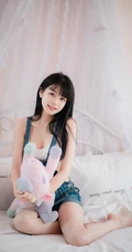气质甜美可爱匀称女孩穿着背带牛仔裤室内气质写真图集