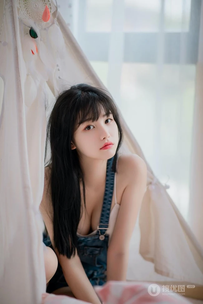 气质甜美可爱匀称女孩穿着背带牛仔裤室内气质写真图集