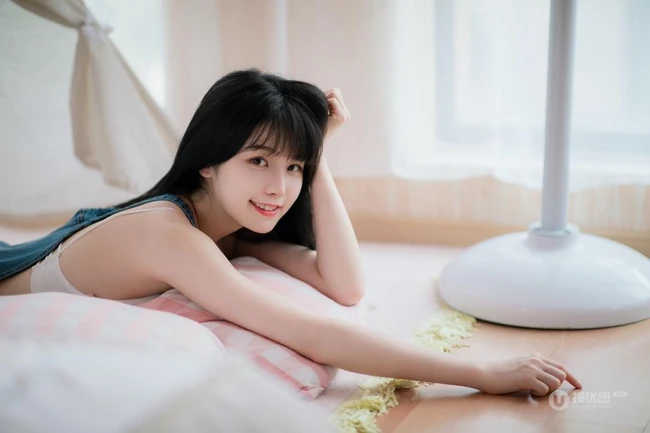 气质甜美可爱匀称女孩穿着背带牛仔裤室内气质写真图集