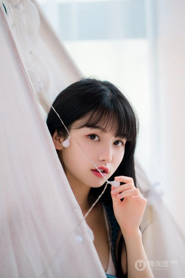 气质甜美可爱匀称女孩穿着背带牛仔裤室内气质写真图集