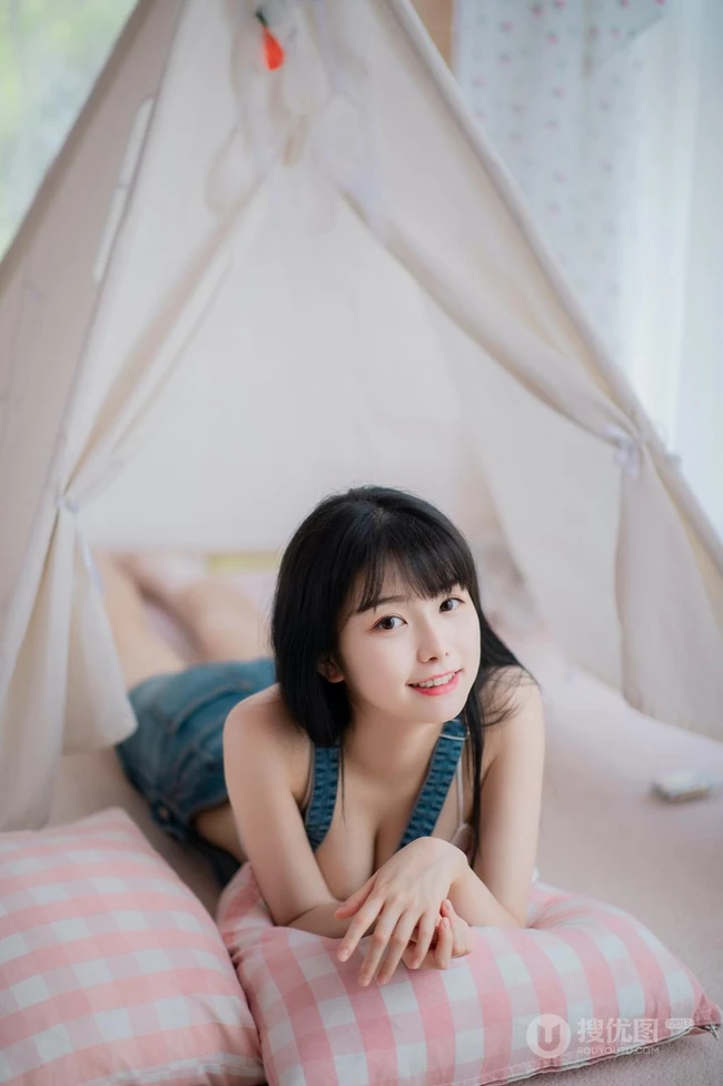 气质甜美可爱匀称女孩穿着背带牛仔裤室内气质写真图集
