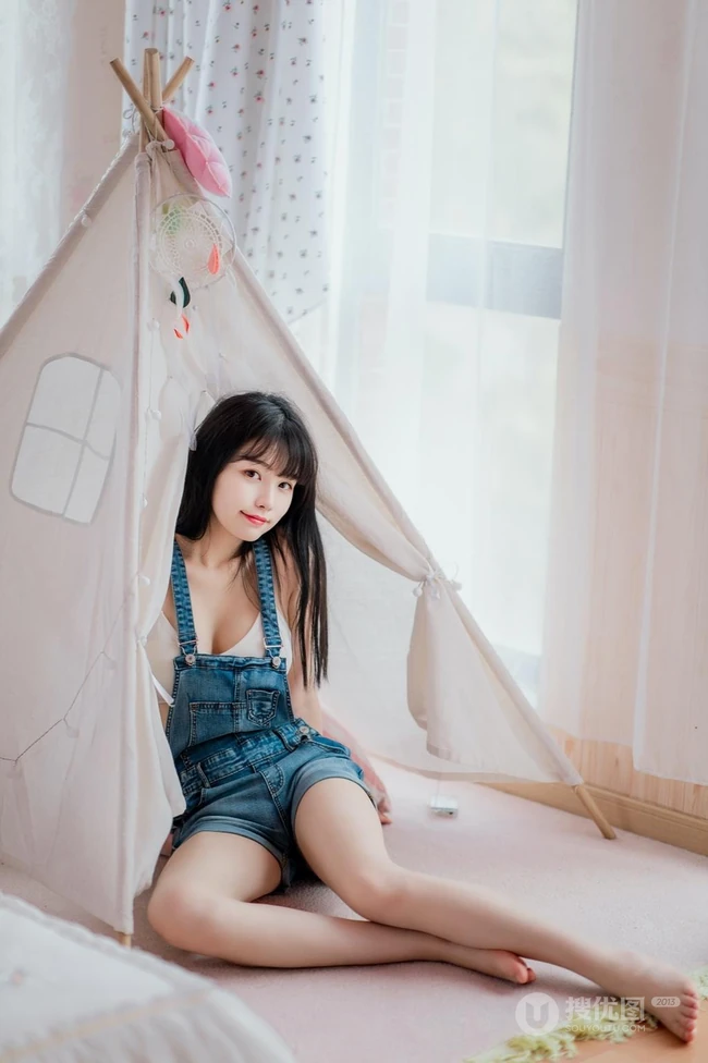 气质甜美可爱匀称女孩穿着背带牛仔裤室内气质写真图集