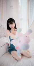 气质甜美可爱匀称女孩穿着背带牛仔裤室内气质写真图集