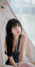 气质甜美可爱匀称女孩穿着背带牛仔裤室内气质写真图集