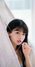 气质甜美可爱匀称女孩穿着背带牛仔裤室内气质写真图集