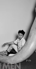 段奕宏时尚杂志大片，和艺术雕塑合照，创意十足