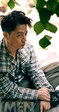 段奕宏时尚杂志大片，和艺术雕塑合照，创意十足