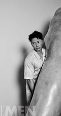 段奕宏时尚杂志大片，和艺术雕塑合照，创意十足