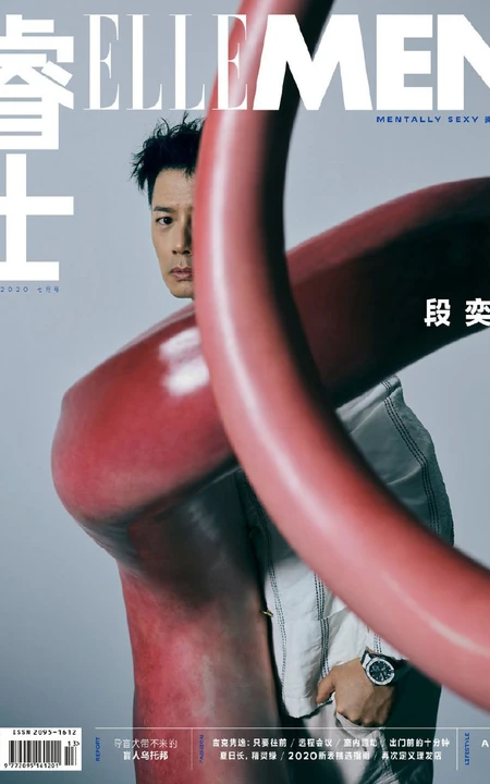 段奕宏时尚杂志大片，和艺术雕塑合照，创意十足