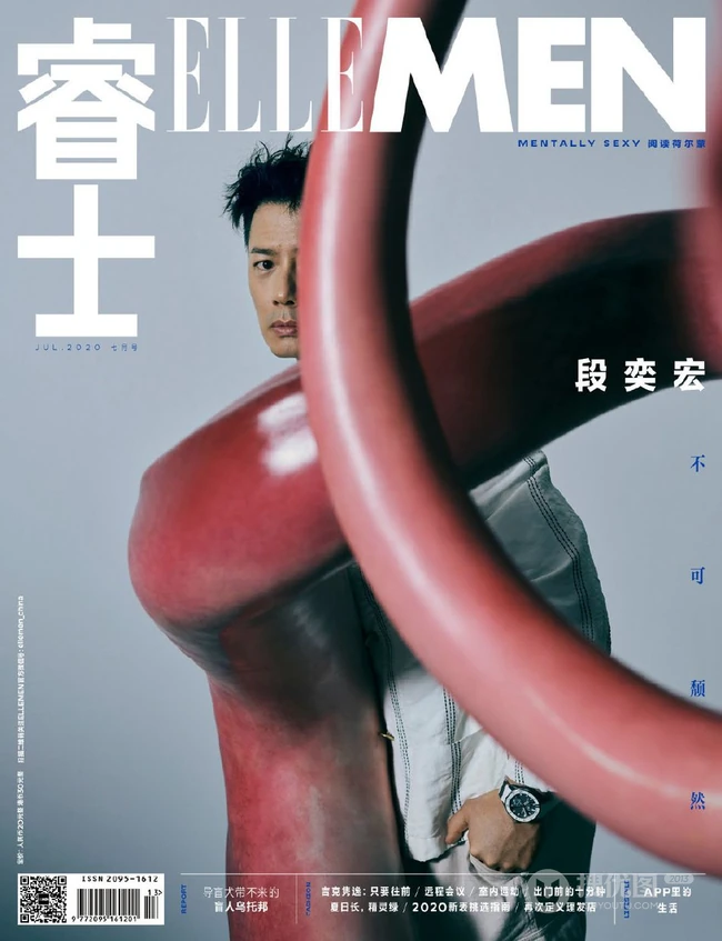 段奕宏时尚杂志大片，和艺术雕塑合照，创意十足