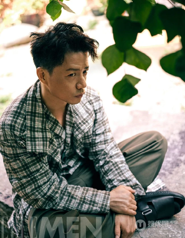 段奕宏时尚杂志大片，和艺术雕塑合照，创意十足