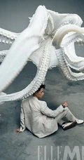 段奕宏时尚杂志大片，和艺术雕塑合照，创意十足