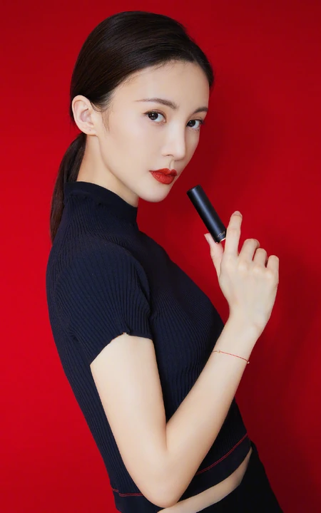 金晨手拿口红高清气质代言写真大图