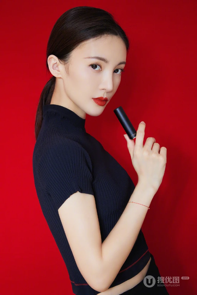 金晨手拿口红高清气质代言写真大图