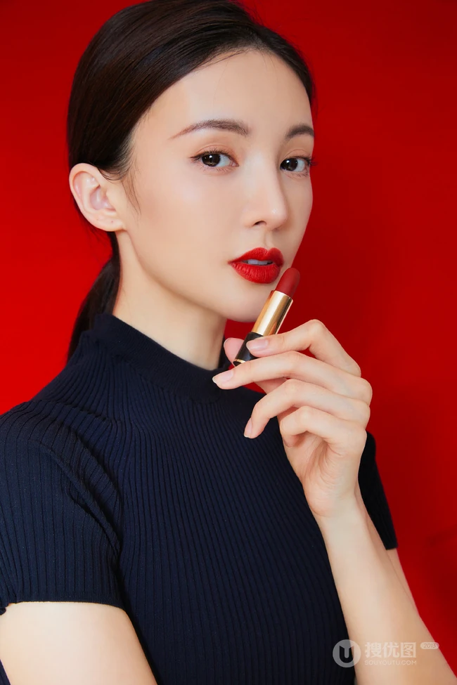 金晨手拿口红高清气质代言写真大图