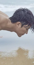 黄轩大海里玩冲浪健身写真，造型上身大秀完美肌肉身形