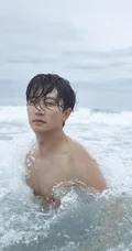 黄轩大海里玩冲浪健身写真，造型上身大秀完美肌肉身形