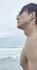 黄轩大海里玩冲浪健身写真，造型上身大秀完美肌肉身形