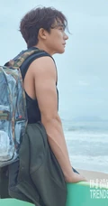 黄轩大海里玩冲浪健身写真，造型上身大秀完美肌肉身形