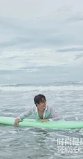 黄轩大海里玩冲浪健身写真，造型上身大秀完美肌肉身形