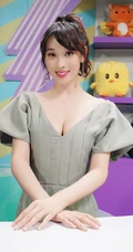 台湾女演员张馨比气质低领装写真，尽显匀称气质线条