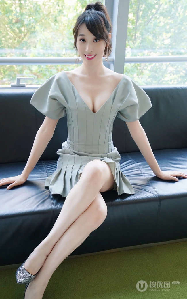 台湾女演员张馨比气质低领装写真，尽显匀称气质线条