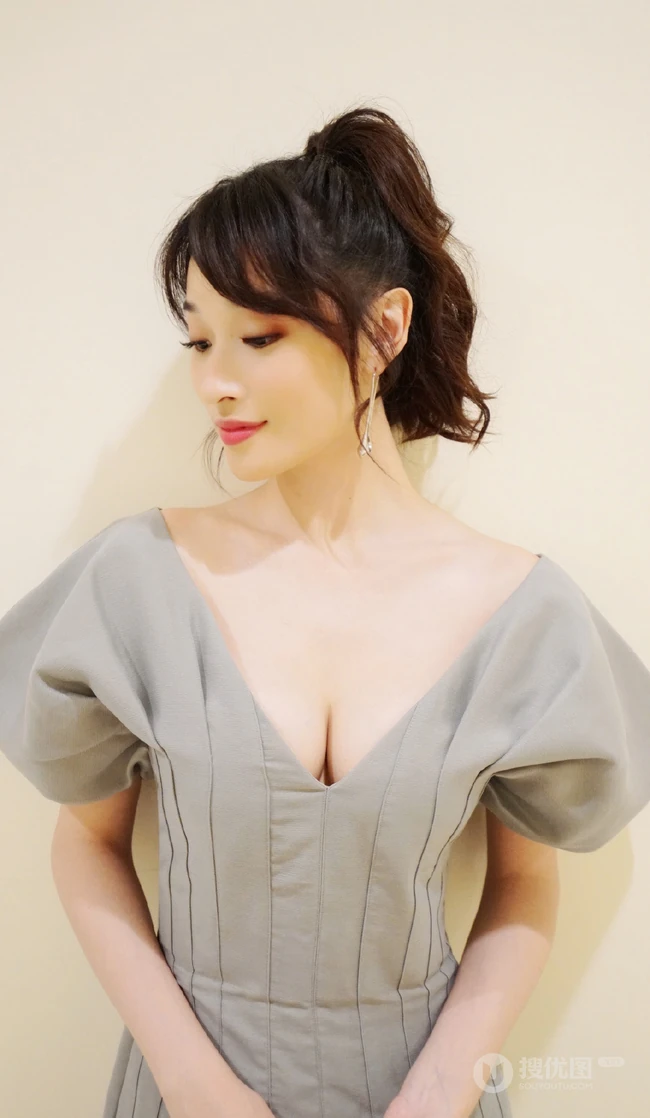 台湾女演员张馨比气质低领装写真，尽显匀称气质线条
