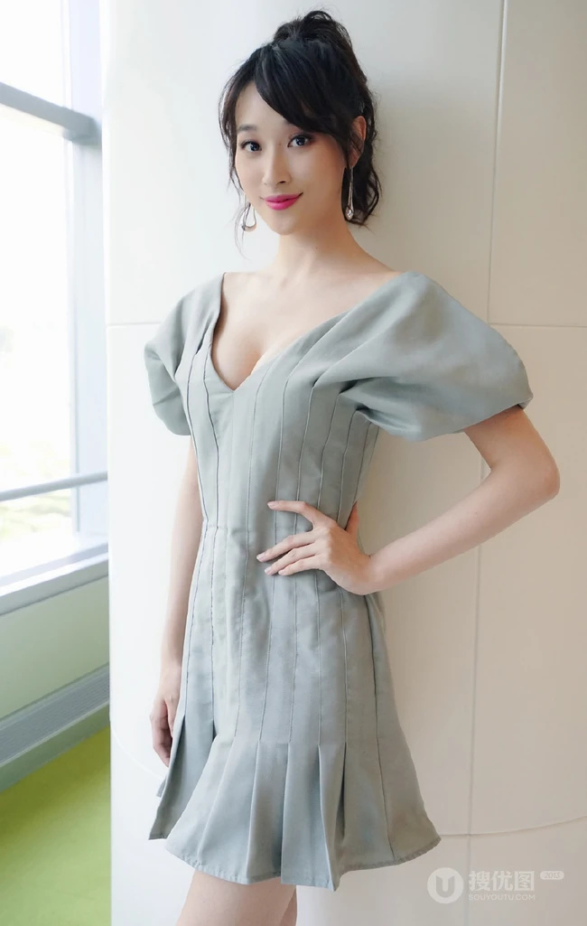 台湾女演员张馨比气质低领装写真，尽显匀称气质线条