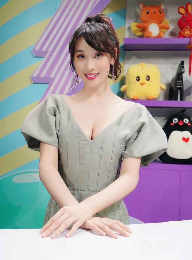 台湾女演员张馨比气质低领装写真，尽显匀称气质线条